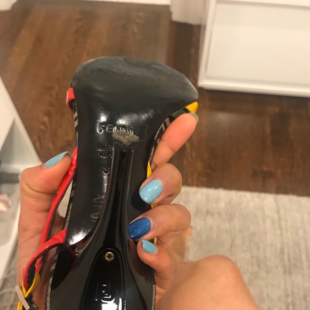 ❌🚫SOLD❌🚫FENDI Sandals 38.5 - Picture 4 of 8